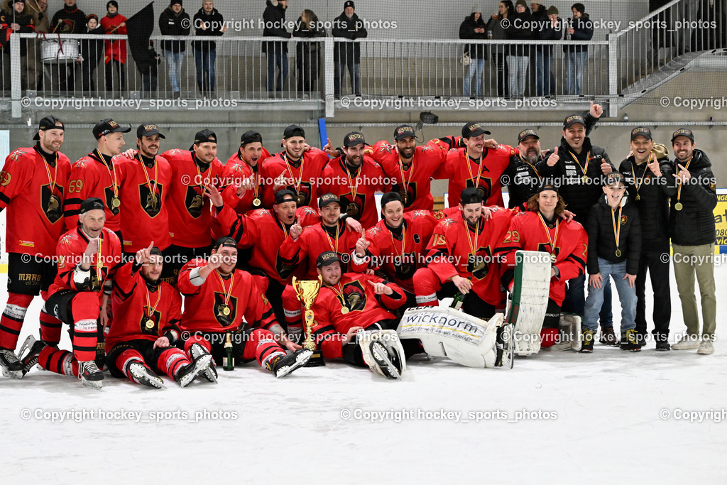 Lendhafen Seelöwen vs. Spartans Althofen | Meisterfoto Spartans Althofen 2024/25, Siegerehrung, Meisterfeier, Lendhafen Seelöwen vs. Spartans Althofen, Lendhafen Seelöwen vs. Spartans Althofen am 14.02.2025 in Ferlach (HTC Eishalle Ferlach), Austria, (Photo by Bernd Stefan)
