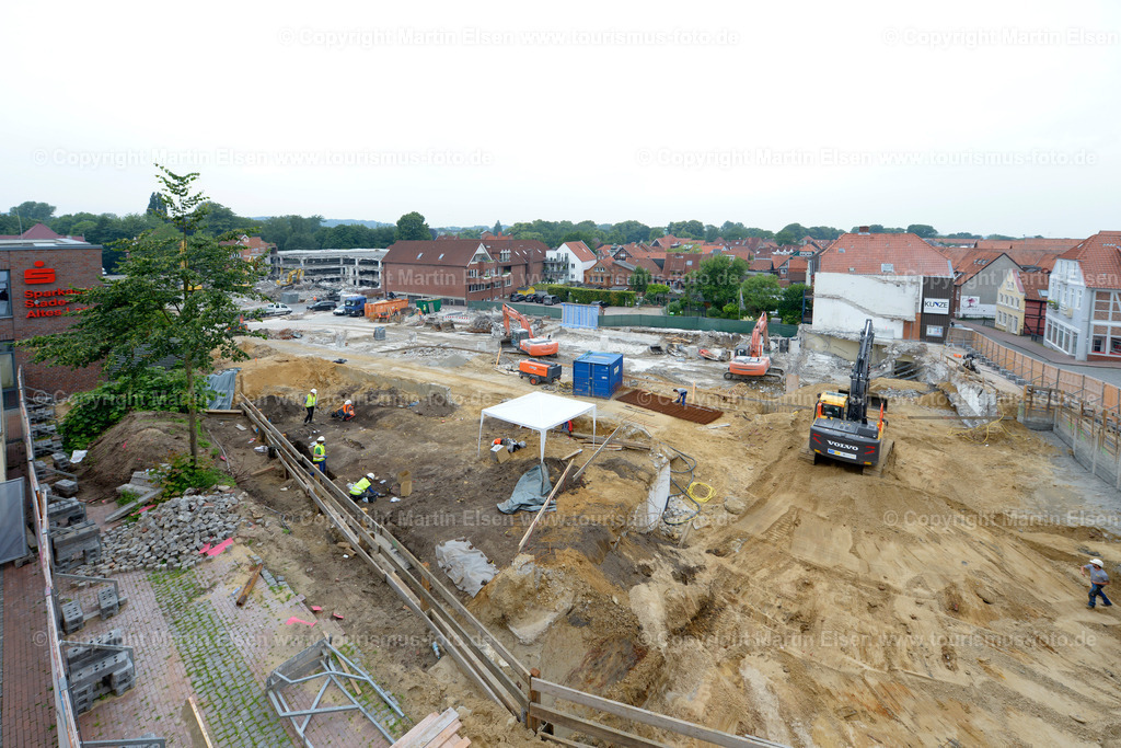 Stade Archäologe Hertie Abriss__ELS7250 | Stade - Aufnahmedatum: 17.06.2016, Aufnahmehöhe:  m, Koordinaten:  - , Bildgröße: 7360 x  4912 Pixel - Copyright 2016 by Martin Elsen, Kontakt: Tel.: +49 157 74581206, E-Mail: info@schoenes-foto.deSchlagwörter:Archäologie Hertie Abriss 2016 - Realisiert mit Pictrs.com