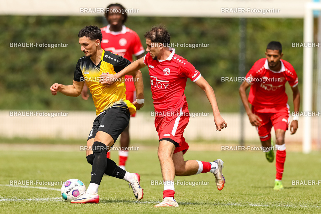 1_SVSKFC_20250726_0376.JPG -  - SV Schermbeck - KFC Uerdingen  - Testspiel | Schermbeck, Deutschland, 26.07.25: Batuhan Özden (KFC Uerdingen) und Bilal Akhal (SV Schermbeck) im Kampf um den Ball während des Testspiel Spiels zwischen SV Schermbeck - KFC Uerdingen  in der Volksbank Arena am 26. July 2025 in Schermbeck, Deutschland. (Foto von Stefan Brauer/Brauer-Fotoagentur)