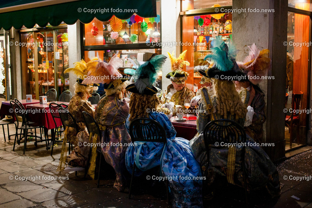 Italien_ Venedig_ 03.03.2025-57 | 03.03.2025, Italien, ITA, Venetien, Venedig, im Bild Venedig, Stadtansichten, Touristen, Reisefeature, Karneval, Masken, maskiert, venezianisch, Reise, Venedig, Venezia, Venetien, Stadtansicht, Campanile, Canale Grande, Markusplatz, Markuskirche, Touristen, Gondel, Gondolere, Faehre, Motorboot, Wassertaxi, Vaporetto, Adria, Lagune, Pfahlbauten, Bruecke, Rialtobruecke, La Gondola, Dogenpalast, Italien, Creativ, Kreativ