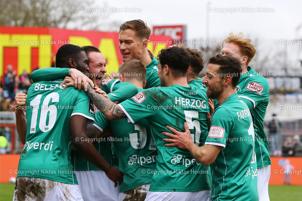 NH_VfBLuebeck_SSVUlm_3Liga_03022024 | #3 Niklas Kastenhofer (VfB Lübeck) bejubelt mit seinen Teamkollegen das 1:0 für den VfB Lübeck.

3. Liga I 24. Spieltag I 03.02.2024