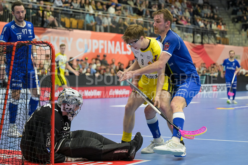 Zug United vs HC Rychenberg - 22. February 2025 | Zug United vs HC RychenbergSporthalle Wankdorf, BernMiko Kailiala (#87 Zug United) stösst Kimo Oesch (#9 HC Rychenberg Winterthur) vor Nils Schälin (#62 Zug United).Bild: Sportfotografie Markus Aeschimann | www.markus-aeschimann.ch - Realisiert mit Pictrs.com