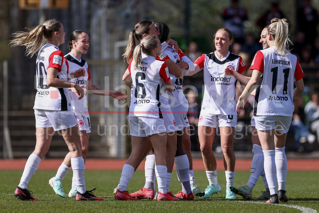 Fussball, Google Pixel Frauen-Bundesliga, SV Werder Bremen - Eintracht Frankfurt | v.li.: Spielerinnen von Eintracht Frankfurt mit Torjubel, Jubel, jubeln, jubelt, optimistisch, Spielszene, Highlight, Freude über das Tor zum 1:3, DIE DFB-RICHTLINIEN UNTERSAGEN JEGLICHE NUTZUNG VON FOTOS ALS SEQUENZBILDER UND/ODER VIDEOÄHNLICHE FOTOSTRECKEN. DFB REGULATIONS PROHIBIT ANY USE OF PHOTOGRAPHS AS IMAGE SEQUENCES AND/OR QUASI-VIDEO.