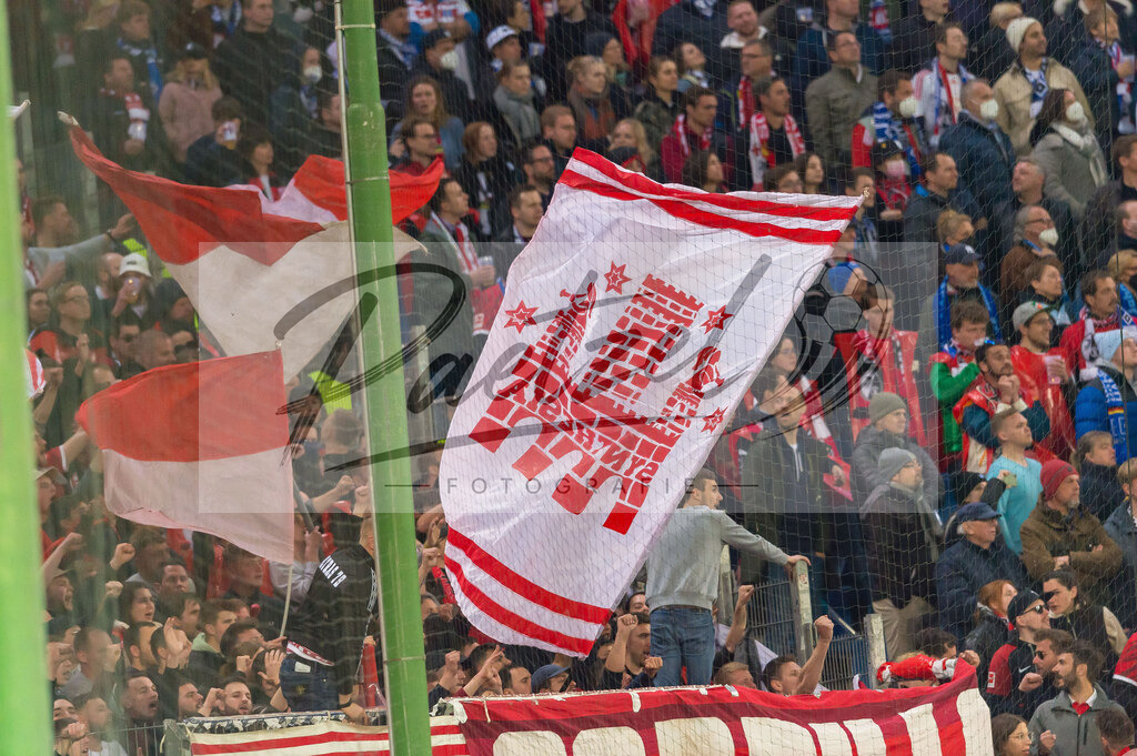 HSVSCF20220419_405 | Fussball, Herren: . Fans von SC Freiburg beim DFB-Pokal-Halbfinalspiel zwischen Hamburger SV und SC Freiburg im Volksparkstadion am 19.04.2022 in Hamburg, Deutschland.DFB / DFL REGULATIONS PROHIBIT ANY USE OF PHOTOGRAPHS AS IMAGE SEQUENCES AND/OR QUASI-VIDEO. - Realisiert mit Pictrs.com