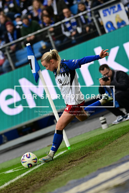 Fußball I Frauen I Saison 2025-2026 I Bundesliga I 10. Spieltag I Hamburger SV - 1. FC Nürnberg I 43638 | Mia Büchele (17, Hamburger SV) Eckball - Realisiert mit Pictrs.com