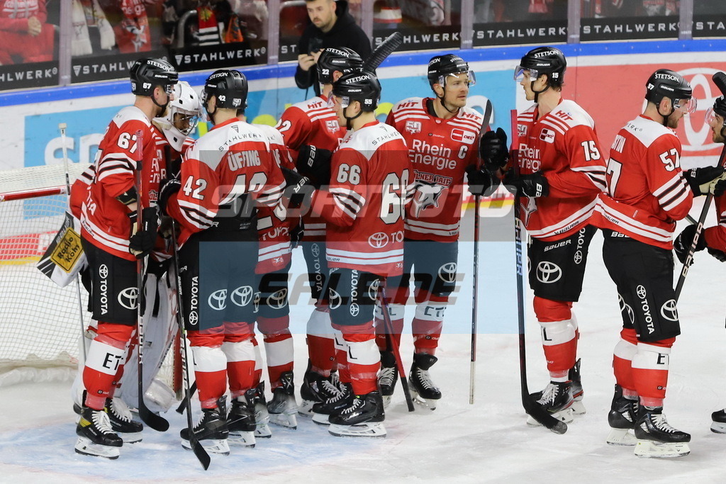 Kölner Haie feiern den Sieg | Kölner Haie feiern den Sieg - Realisiert mit Pictrs.com