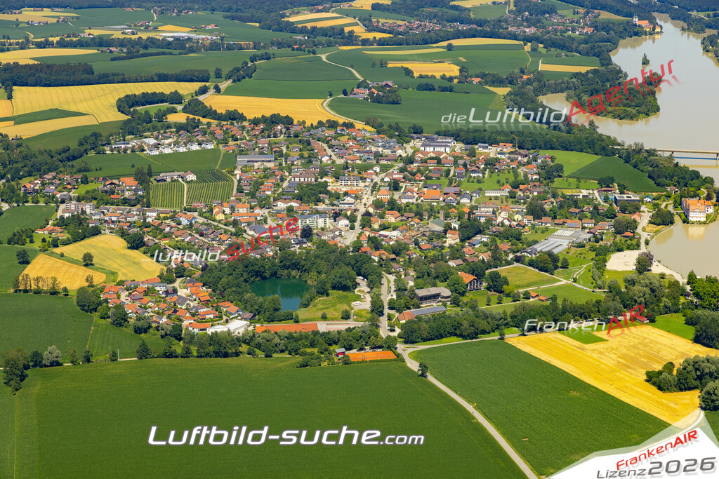 Aktuelles Luftbild von  Neuhaus am Inn - Die Luftaufnahme wurde 2022 mittels UL-Flugzeug erstellt ( keine Drohne ) - hochauflösende Kamera-Systeme von  Canon -Beste Qualität - Für grossformatige Ausdrucke geeignet. Die Geschenkidee !