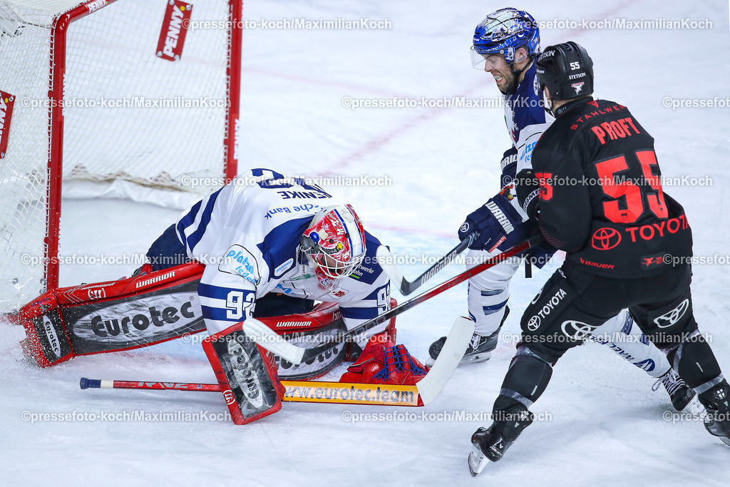 Koe13022401009 | 13.02.2024, Köln, Eishockey, Penny DEL, 45. Spieltag, Lanxess-Arena, Kölner Haie - Iserlohn Roosters: Carter Proft (Kölner Haie) gegen Brandon Gormley (Iserlohn Roosters) vor dem Tor von Torhüter Andreas Jenike (Iserlohn Roosters)