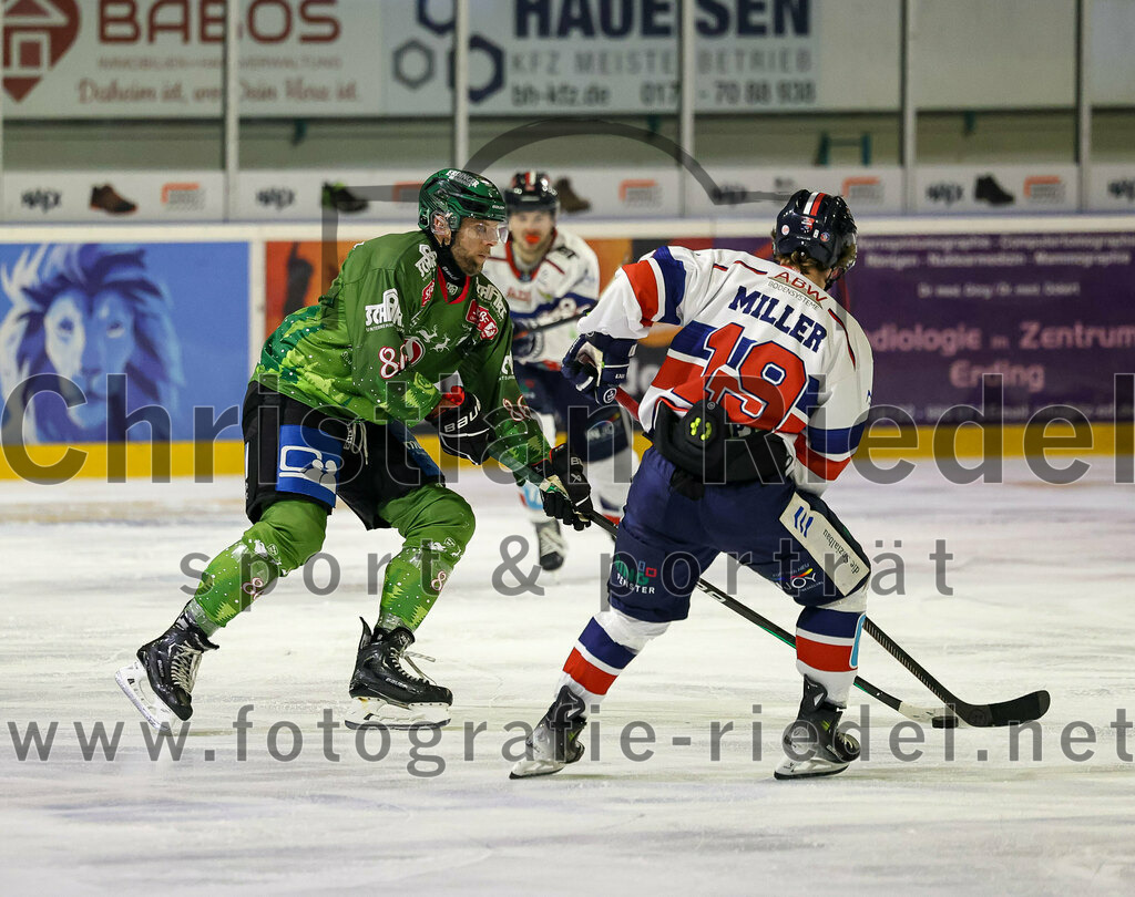 2023-12-17_077_TSV_Erding_gegen_ESC_Kempten | Erding, Deutschland, 17.12.2023:
Eishockey, Bayernliga Vorrunde 2023 / 2024, 18. Spieltag, TSV Erding gegen ESC Kempten, Endergebnis: 5:1

Michael Trox (Erding Gladiators, #86), Maximilian Miller (ESC Kempten, #19)

Foto: Christian Riedel / fotografie-riedel.net