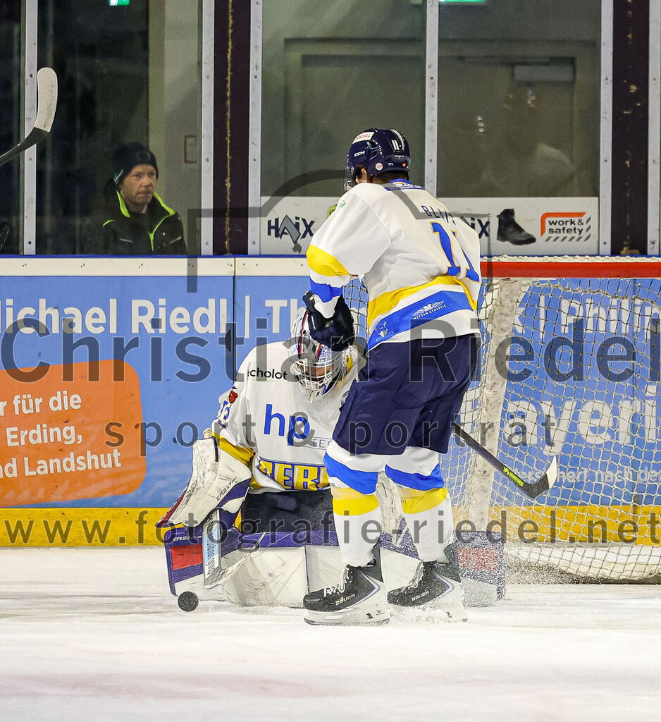 2025-12-05_110_TSV_Erding_gegen_Stuttgart_Rebels | Erding, Deutschland, 05.12.2025:Eishockey, Oberliga Süd 2025 / 2026, 23. Spieltag, TSV Erding gegen Stuttgart Rebels, Endergebnis: 5:6Kimi Saffran (Stuttgart Rebels, #53), Alex Blais (Stuttgart Rebels, #11)Foto: Christian Riedel / fotografie-riedel.net