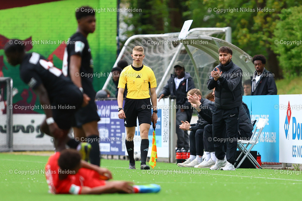 NH_EimsbüttelerTVU17_ViktoriaBerlinU17_DFBNachwuchsliga_19042026 | Mikail Gök (Trainer, Eimsbütteler TV U17)Fußball I Herren I U17 DFB-Nachwuchsliga Hauptrunde Liga B, Gruppe B I Saison 2025-2026 I 10. Spieltag I Eimsbütteler TV U17 - FC Viktoria 1889 Berlin U17 I 19.04..2026 I Sportzentrum Hoheluft