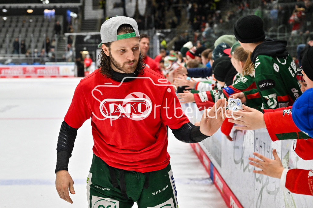 Augsburger Panther - Schwenninger Wild Wings | AUGSBURG, GERMANY - 02. JANUARY: das Team der Panther feiert zusammen mit den Fans den wichtigen Heimsieg gegen die Wild Wings nach dem Match zwischen den Augsburger Panthern und den Schwenninger Wild Wings am 35. Spieltag der Penny DEL im Curt Frenzel Stadion /  Anthony LOUIS (Augsburger Panther 18)