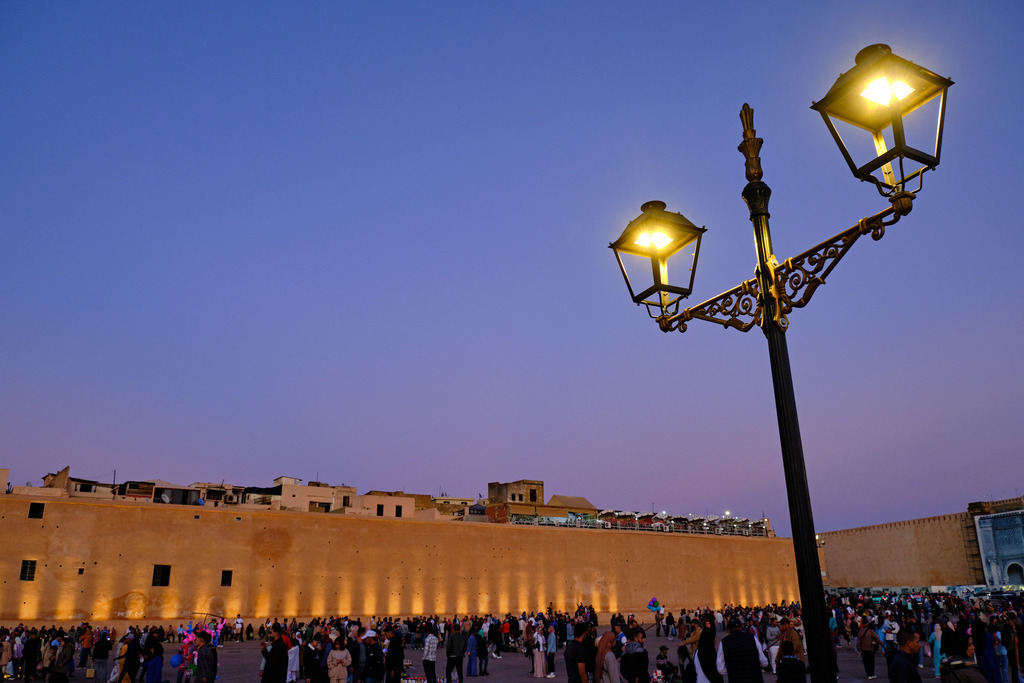 Blick auf den Place el Hedime am Abend | Meknès, Marokko - November 10, 2024: Blick auf den Place el Hedime am Abend. - Realisiert mit Pictrs.com