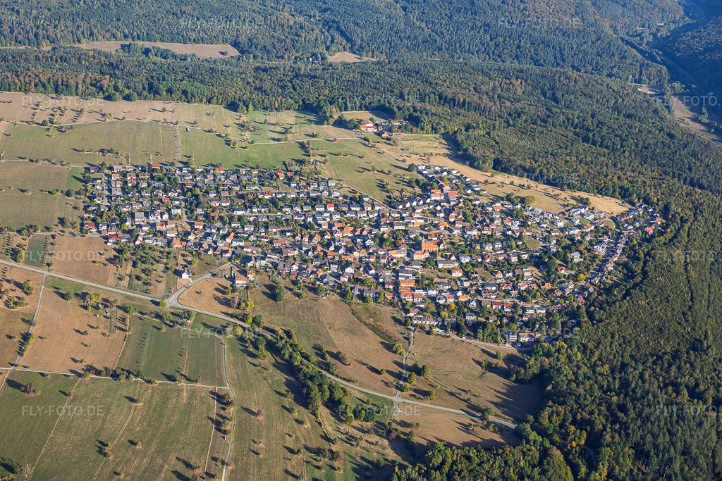 Luftbild: Ortsansicht von Süden im Ortsteil Burbach in Marxzell im Bundesland Baden-Württemberg in Deutschland. – Foto: IMG_159476.jpg vom 27.09.2026 durch Werner Riehm/FLY-FOTO.de – Auflösung des Originals: 6000 x 4000 px