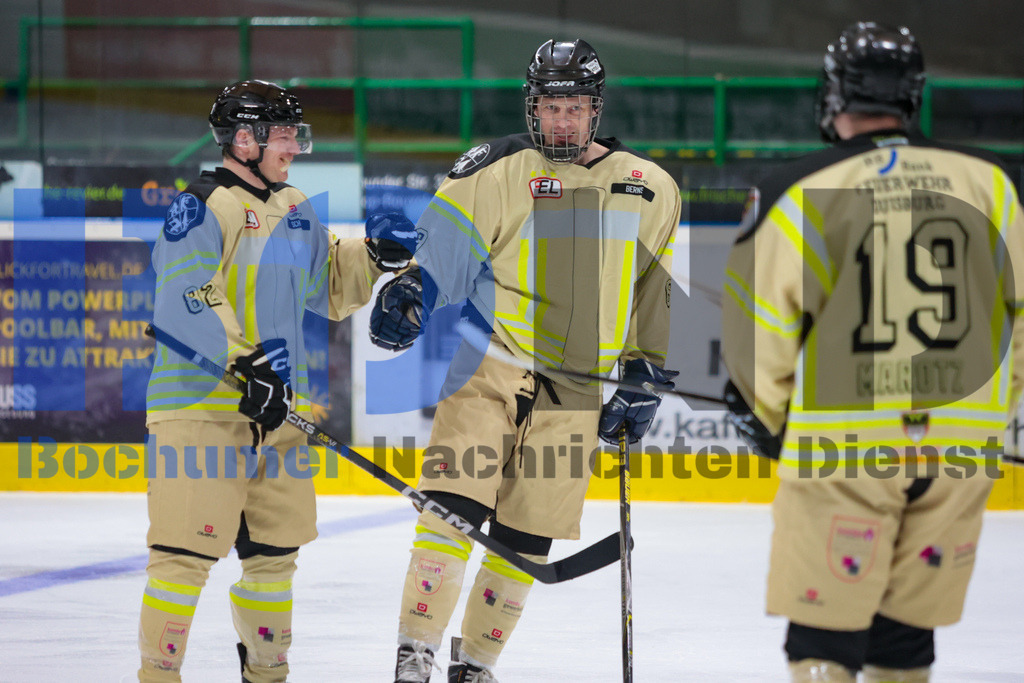 Benefiz-Eishockeyspiel der Polizei Bochum gegen die feuerwehr Duisburg {date} -  | {headline}



(Foto: Sebastian Sendlak / BOND)

 - Realisiert mit Pictrs.com