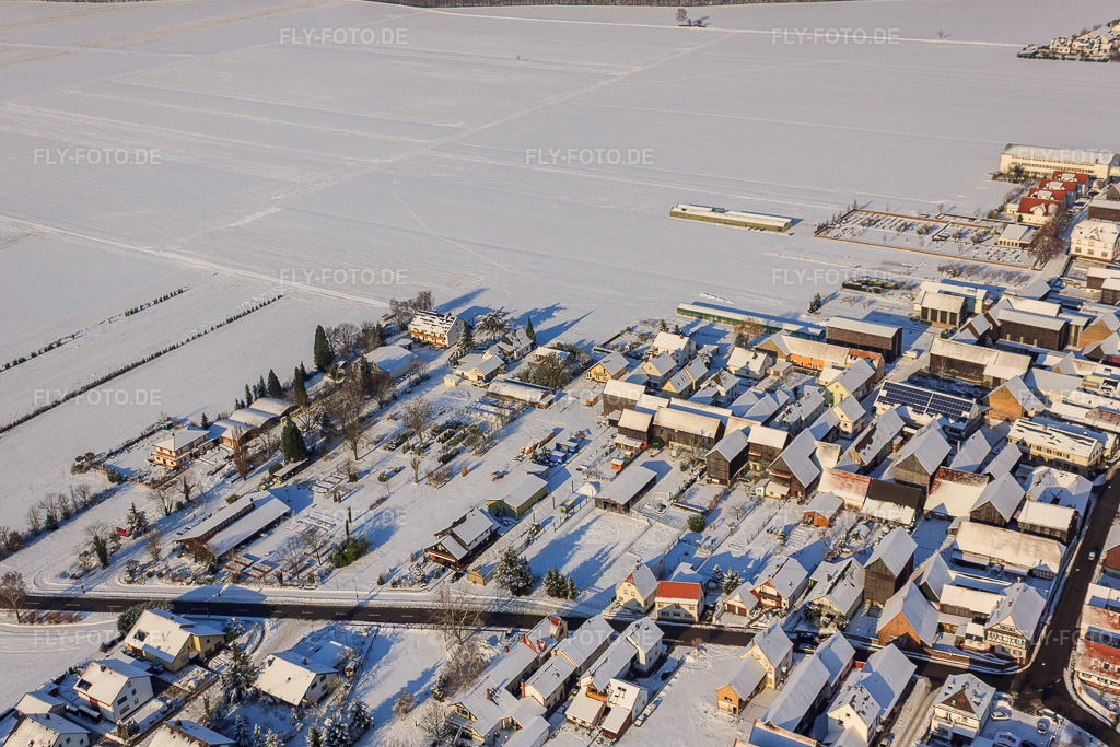 Luftbild: Hautpstraße Im Winter/Schnee im Ortsteil Hayna in Herxheim im Bundesland Rheinland-Pfalz in Deutschland. Foto: IMG_35971.jpg vom 18.12.2010 durch Werner Riehm/FLY-FOTO.de