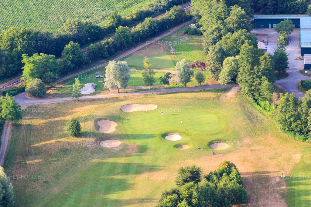 Vue aérienne: Étangs et greens du club de golf de Baden-Baden Soufflenheim à Soufflenheim dans le département Bas Rhin, France – .Photo: IMG_30490.jpg prise le 09/07/2010 par Werner Riehm/FLY-FOTO.eu – Résolution de l'original: 4752 x 3168 px