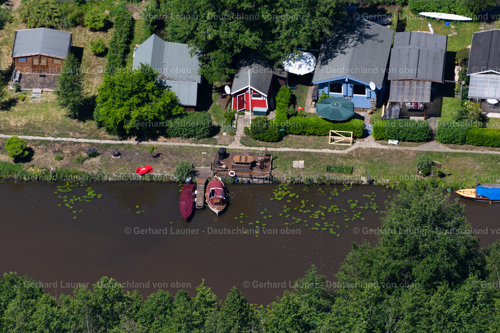 4028912 | BREMEN 01.06.2020 Parzellen von Bungalowsiedlung am Kuhgraben mit Uferbereich und Bootssteg in Bremen, Deutschland. // Plots of Bungalowsiedlung am Kuhgraben with shore area and jetty in Bremen, Germany. Foto: Gerhard Launer