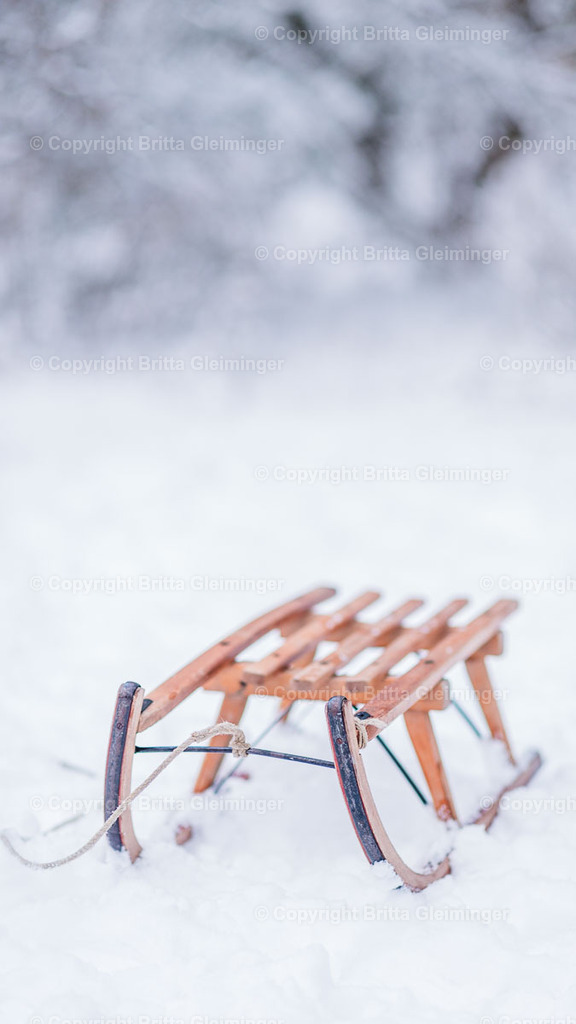 Schlitten im Schnee | Ein Holzschlitten im Winter bringt richtig viel Spaß. Hole dir dieses Hintergrundbild für dein Smartphone! - Realisiert mit Pictrs.com