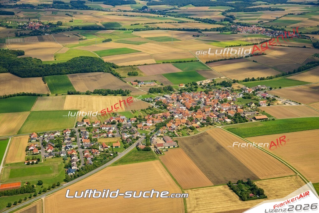 Klassische Luftaufnahme ohne Drohne zeigt:Eichfeld bei Volkach - Die Luftbildaufnahme wurde 2025 vom UL-Flugzeug heraus erstellt ( keine Drohne ) - Hochauflösende Luftaufnahme -Nicht vergleichbar mit Google Maps oder Satelittenbilder- Die Geschenkidee !Mit Lizenz und Bildrechte bestellbar