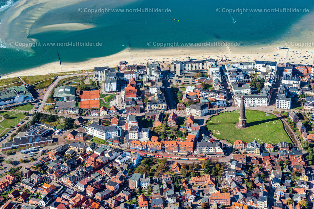 Borkum_neuer_Leuchtturm_ELS_5871091022 | BORKUM 09.10.2022 Ortsansicht der Straßen und Häuser Hotels, Pensionen in Borkum im Bundesland Niedersachsen, Deutschland. Weiterführende Informationen bei: Nordseeheilbad Borkum GmbH. // City view of the streets and houses hotels, pensions in Borkum in the state Lower Saxony, Germany. Further information at: Nordseeheilbad Borkum GmbH. Foto: Martin Elsen