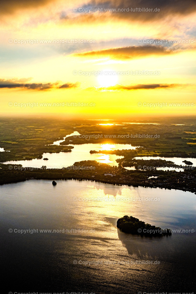 Plön_Plöner_See_Sonnenuntergang_ELS_9357030622 | PLöN 03.06.2022 Uferbereichs- Landschaft am Gebiet der Seenkette des Plöner Sees in Plön in der Holsteinischen Schweiz im Bundesland Schleswig-Holstein, Deutschland. Weiterführende Informationen bei: Fielmann Akademie Schloss Plön,  Plöner Motorschifffahrt GmbH,  Zweckverband Tourismuszentrale Holsteinische Schweiz. // Riparian landscape in the area of a??a??the chain of lakes Ploener See in Ploen in Holstein Switzerland in the state Schleswig-Holstein, Germany. Further information at: Fielmann Akademie Schloss Ploen,  Ploener Motorschifffahrt GmbH,  Zweckverband Tourismuszentrale Holsteinische Schweiz. Foto: Martin Elsen