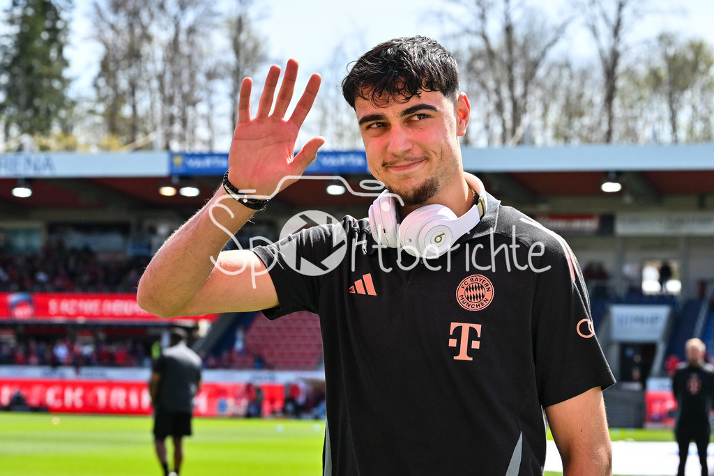 1. FC Heidenheim - FC Bayern München | Im Bild Aleksandar PAVLOVIC (FC Bayern Muenchen 45) / Einzelfoto / Freisteller / Bundesliga: 1. FC Heidenheim - FC Bayern Muenchen, Voith Arena am 19.04.2025