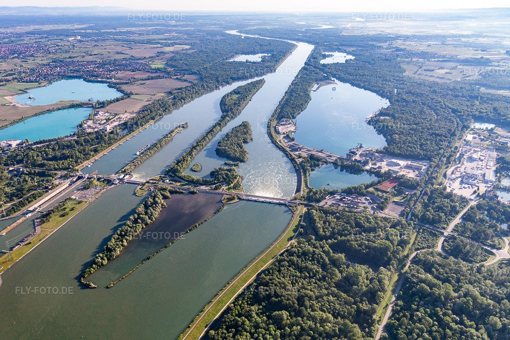 Luftbild: Schleusenanlagen und Fischtreppe am Ufer der Wasserstraße Rhein zwischen Gambsheim und Freistett im Ortsteil Freistett in Rheinau im Bundesland Baden-Württemberg in Deutschland. Foto: IMG_114987.jpg vom 01.06.2019 durch Werner Riehm/FLY-FOTO.de
