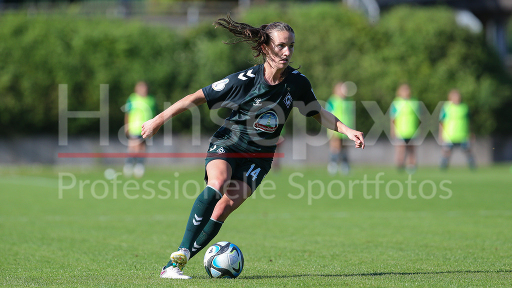 Fussball, DFB-Pokal Frauen, Borussia Mönchengladbach - SV Werder Bremen | v.li.: Michaela Brandenburg (SV Werder Bremen, 14) Freisteller, Einzelbild, Ganzkörper, Aktion, Action, Spielszene, DIE DFB-RICHTLINIEN UNTERSAGEN JEGLICHE NUTZUNG VON FOTOS ALS SEQUENZBILDER UND/ODER VIDEOÄHNLICHE FOTOSTRECKEN. DFB REGULATIONS PROHIBIT ANY USE OF PHOTOGRAPHS AS IMAGE SEQUENCES AND/OR QUASI-VIDEO.