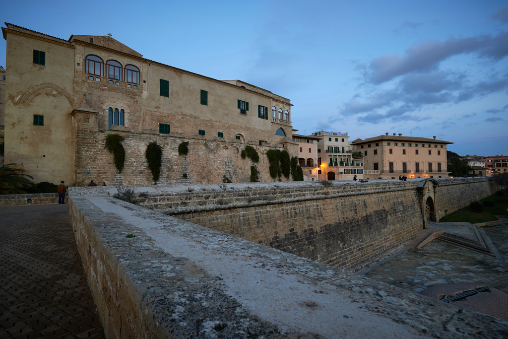 Palast  mit Wehrmauer | Palma de Mallorca, Spanien - December 28, 2013: Palast  mit Wehrmauer. - Realisiert mit Pictrs.com