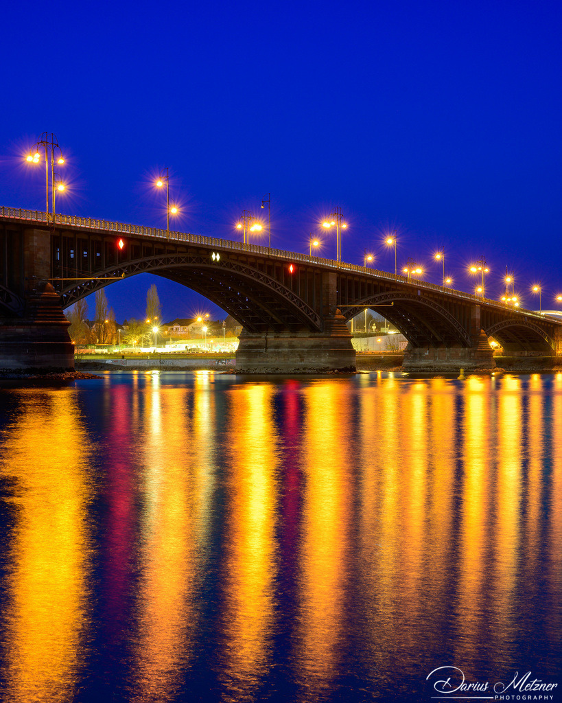 Die Theodor-Heuss-Brücke in Mainz | Die Theodor-Heuss-Brücke in Mainz am Abend