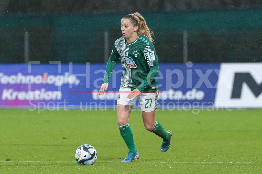 Fussball, Google Pixel Frauen-Bundesliga, SV Werder Bremen - 1. FC Nürnberg | v.li.: Nina Lührßen (SV Werder Bremen, 27) am Ball, Freisteller, Einzelbild, Ganzkörper, Aktion, Action, Spielszene, DIE DFB-RICHTLINIEN UNTERSAGEN JEGLICHE NUTZUNG VON FOTOS ALS SEQUENZBILDER UND/ODER VIDEOÄHNLICHE FOTOSTRECKEN. DFB REGULATIONS PROHIBIT ANY USE OF PHOTOGRAPHS AS IMAGE SEQUENCES AND/OR QUASI-VIDEO.