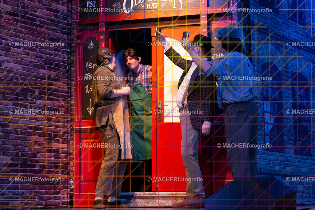 078_MFL-2025 | Portraitbilder von Regisseur; Darsteller; Techniker; Maske; Kostüme; Chor; Musiker; Bilderserie der Generalprobe und der Premierenvorstellung, Szenenbilder; Ausdrucksstudien; Bühnenüberblick; Bühnenkulissen; Pressefotos inkl. Redaktionsfoto Darstellergruppe.