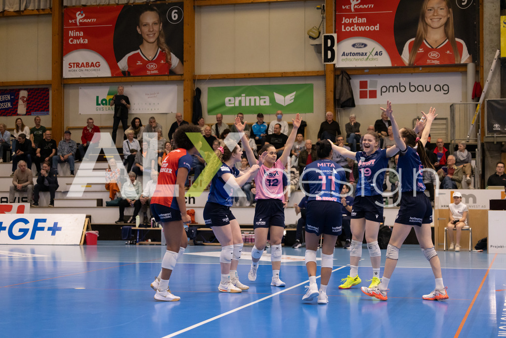 Volleyball I Frauen I Saison 2025-2026 I Volleyball NLA | Women I 1/2 Finals I  VC Kanti Schaffhausen - Sm'Aesch Pfeffingen I 07.03.2026 | Sm'Aesch Pfeffingen Spielerinnenkreis - Realisiert mit Pictrs.com