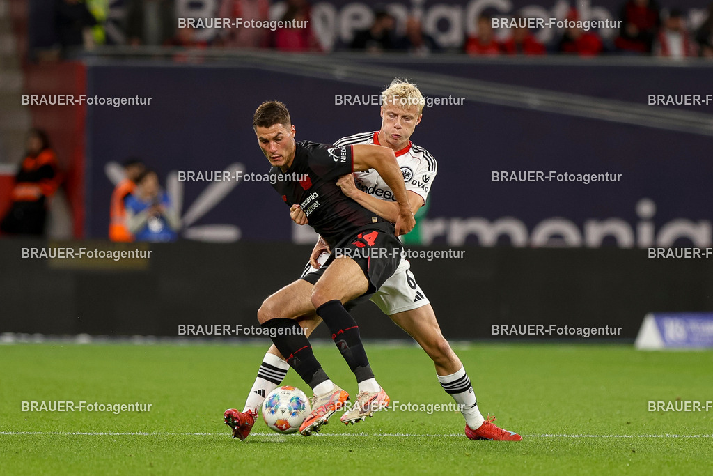 Bayer 04 Leverkusen vs Eintracht Frankfurt - Bundesliga  | Leverkusen, Deutschland, 12.09.25:   Patrick Schick (Bayer 04 Leverkusen) und Oscar Hojlund (Eintracht Frankfurt) im Kampf um den Ball waehrend des Spiels der Bundesliga zwischen  Bayer 04 Leverkusen vs Eintracht Frankfurt in der BayArena(Foto von Brauer-Fotoagentur / Adrian Schlueter)