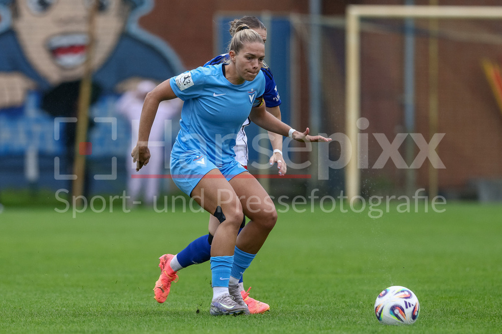 Fussball, Testspiel Frauen, Hamburger SV - FC Viktoria Berlin | Nina Ehegötz (FC Viktoria 1889 Berlin, 29) am Ball, Einzelbild, Ganzkörper, Aktion, Action, Spielszene