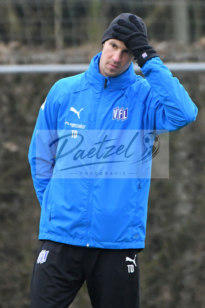 20200125_TRAOSN_0037 | Fußball, Herren: Co-Trainer Tim Danneberg (VfL Osnabrück) schaut beim Training des VfL Osnabrück am 25.01.2020 im Sportpark Illoshöhe in Osnabrück, Deutschland.(Foto von Nico Paetzel) - Realisiert mit Pictrs.com