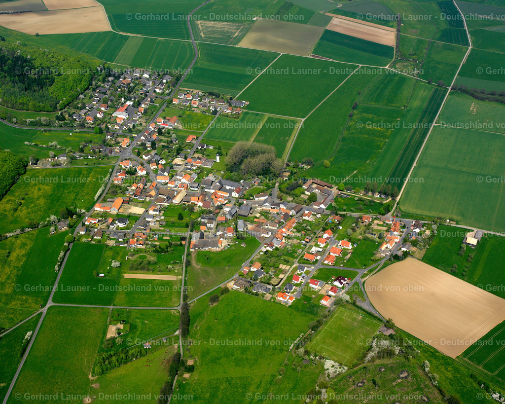 2615147 | LIEDERBACH 07.06.2006 Landwirtschaftliche Nutzflächen und Feldgrenzen  umsäumen das Siedlungsgebiet des Dorfes in Liederbach im Bundesland Hessen, Deutschland // Agricultural land and field boundaries surround the settlement area of the village  in Liederbach in the state Hesse, Germany Foto: Gerhard Launer