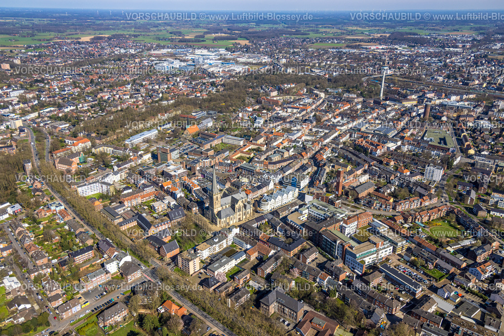 Wesel240311223 | Luftbild, Wohngebiet City und Ortsansicht Wesel, mit Willibrodi Dom und Rathaus Stadtverwaltung, hinten der Fernmeldeturm Langer Heinrich, Wesel, Nordrhein-Westfalen, Deutschland