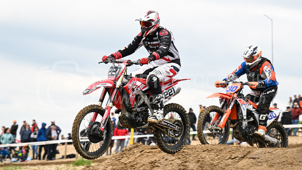 Motocross Schlatt bei Winterthur - 30. April 2023 | #221 Wirz Hanspeter aus Bubikon (CH) auf Honda CRF 250 R und #30 Gysi Samuel aus Buchs (CH) auf KTM in der Kategorie Senioren am Motocross Schlatt bei Winterthur, 30. April 2023. 
Instagram: @mx_schlatt | @mc_wila | @sam_schweiz
Bild: Sportfotografie Markus Aeschimann | www.markus-aeschimann.ch - Realisiert mit Pictrs.com