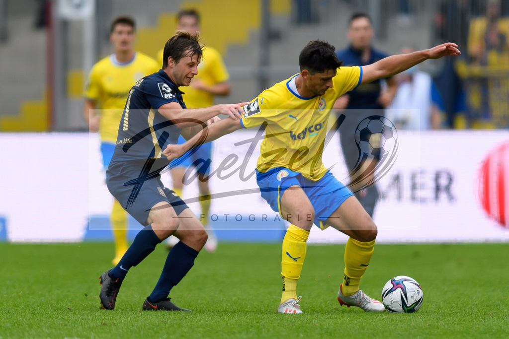 EBSTSV20210828_045 | Fussball, Herren: Richard Neudecker (TSV 1860 Muenchen) und Jannis Nikolaou (Eintracht Braunschweig) im Zweikampf beim Spiel der 3. Liga zwischen Eintracht Braunschweig und TSV 1860 Muenchen im Eintracht-Stadion am 28.08.2021 in Braunschweig, Deutschland.DFB / DFL REGULATIONS PROHIBIT ANY USE OF PHOTOGRAPHS AS IMAGE SEQUENCES AND/OR QUASI-VIDEO. - Realisiert mit Pictrs.com