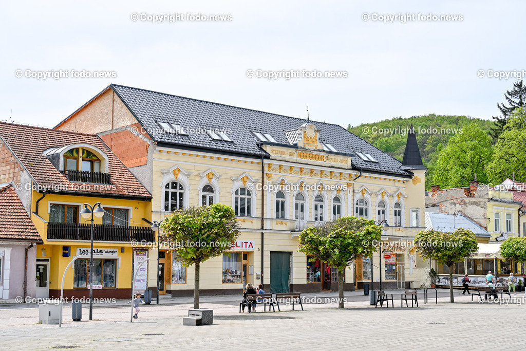 Slowakei_ Trenciansky kraj_ Trencianske Teplice_ 22.04.2025-31 | 22.04.2025, Slowakei, SVK, Trenciansky kraj, Trencianske Teplice, im Bild Trencianske Teplice, Trentschin-Teplitz, Stadt im Westen der Slowakei, Kurort mit Sehenswuerdigkeiten, Hotels aus der Zeit der habsburgischen Monarchie, einem Kurpark sowie alten Badehaeusern, Stadtansichten, Gebaeude, Architektur, Park, Strassen, Haeuser, Infrastruktur,  Denkmaeler, Kultur