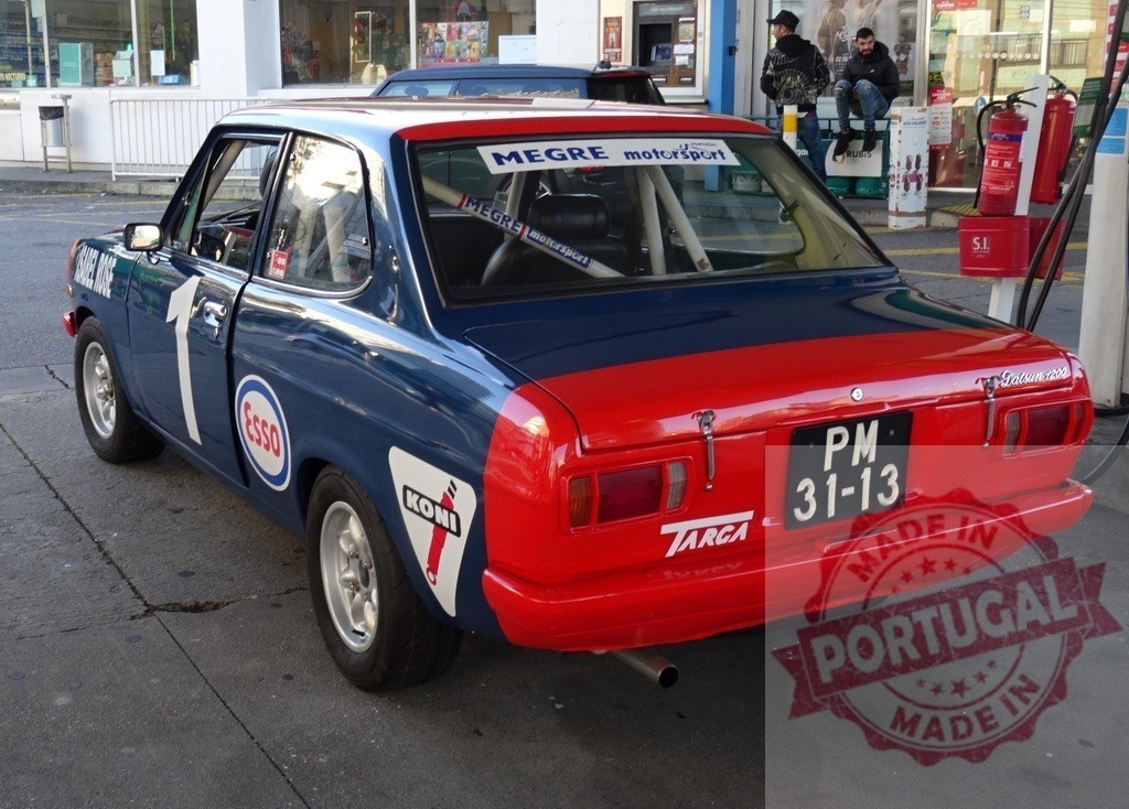Datsun 1200 racing car refueling at gas station | Datsun 1200 vintage racing car with blue and red livery refueling at a gas station - Realisiert mit Pictrs.com