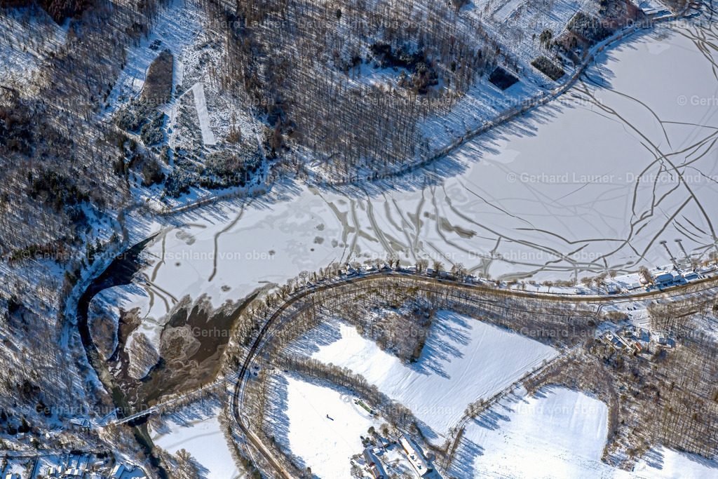 4043680 | HAGENA 13.02.2021 Winterlich schneebedeckte Staubecken und Uferbereiche am zugefrorenen Stausee " Möhnsee " in Hagena im Sauerland im Bundesland Nordrhein-Westfalen, Deutschland. // Winter snow-covered reservoirs and shore areas at the frozen reservoir "Moehnsee" in Hagena in the Sauerland in the state of North Rhine-Westphalia, Germany. Foto: Gerhard Launer