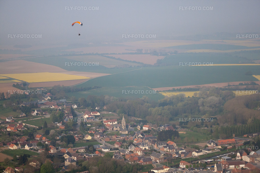 Aerial view: The further northwest you go, the more haze: Vendhuile in Vendhuile in the state Aisne, France. – Photo: IMG_40022.jpg taken on 04/17/2011 by Werner Riehm/FLY-FOTO.com – Resolution of the original: 4752 x 3168 px