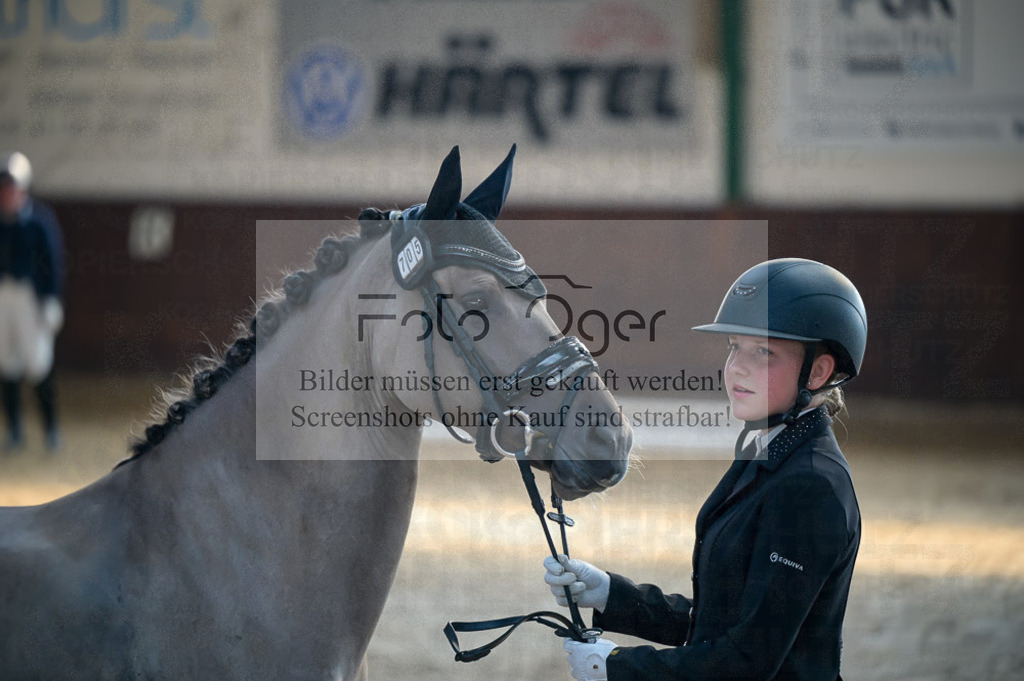 Reitturnier Voxtrup | Entdecke hochwertige Reitturnierfotos von Foto Oger. Professionell, emotional und authentisch – jetzt Lieblingsmomente im Shop bestellen.Deutschlandweite Turnierfotografie. - Realisiert mit Pictrs.com
