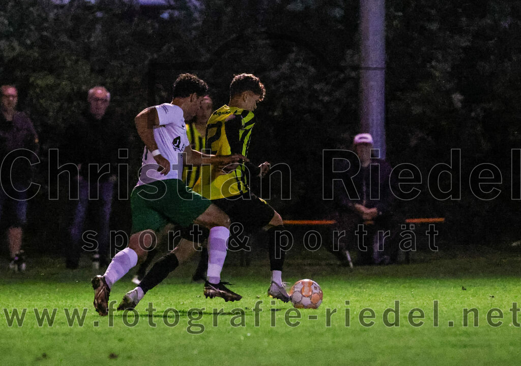 2023-09-15_018_FC_Moosinning_gegen_SV_Waldperlach | Moosinning, Deutschland, 15.09.2023:
Fußball, Bezirksliga Oberbayern Ost 2023 / 2024, 9. Spieltag, FC Moosinning gegen SV Waldperlach, Endergebnis: 0:1

Nikolaos Rizzo (SV Waldperlach, #9), Benedikt Rösl (FC Moosinning, #12)

Foto: Christian Riedel / fotografie-riedel.net