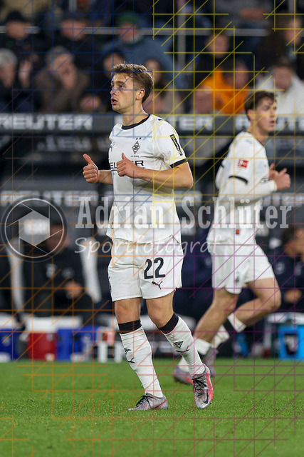 Borussia Mönchengladbach vs SC Freiburg - Bundesliga  | Mönchengladbach, Deutschland, 05.10.25:   Oscar Fraulo (Borussia Mönchengladbach) schaut waehrend des Spiels der Bundesliga zwischen Borussia Mönchengladbach vs SC Freiburg im Stadion im Borussia Park(Foto von Brauer-Fotoagentur / Adrian Schlueter)
