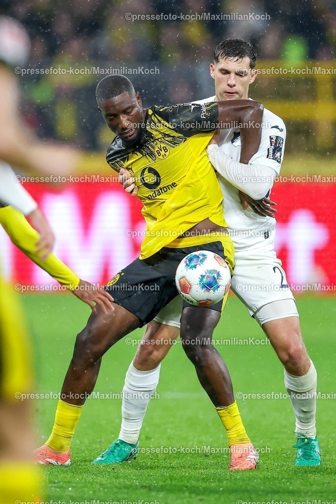 BVB07122501085 | 07.12.2025, Fußball, Borussia Dortmund - TSG 1899 Hoffenheimt, 1. Fußball Bundesliga, 13. Spieltag, Signal Iduna Park, Saison 2025 2026: Serhou Guirassy&nbsp;(BVB #09) im Zweikampf gegen  Albian Hajdari&nbsp;(TSG Hoffenheim #21)  DFB regulations prohibit any use of photographs as image sequences and or quasi-video.