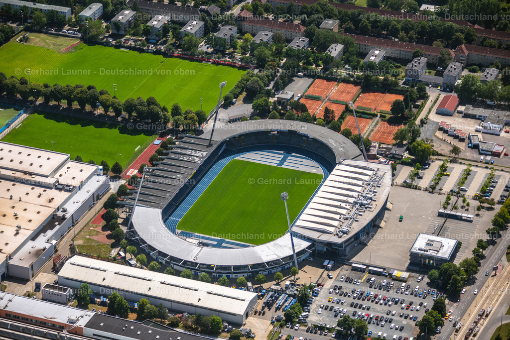 4035588 | BRAUNSCHWEIG 31.07.2020 Sportstätten-Gelände der Arena des Stadion EINTRACHT-STADION in Braunschweig im Bundesland Niedersachsen. Weiterführende Informationen bei: Eintracht Braunschweig GmbH &amp; Co. KGaA,  Ingenieurbüro Hornig GmbH und Co. KG,  SCHULITZ Architekten GmbH,  Stadthalle Braunschweig Betriebsgesellschaft mbH. // Sports facility grounds of the Arena stadium in Braunschweig in the state Lower Saxony. Further information at: Eintracht Braunschweig GmbH &amp; Co. KGaA,  Ingenieurbuero Hornig GmbH und Co. KG,  SCHULITZ Architekten GmbH,  Stadthalle Braunschweig Betriebsgesellschaft mbH. Foto: Gerhard Launer